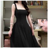 2025 New Small French Red Sling Dress Summer Women's Style Style Warm Waist Short Skirt