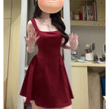2025 New Small French Red Sling Dress Summer Women's Style Style Warm Waist Short Skirt