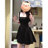 2025 New Small French Red Sling Dress Summer Women's Style Style Warm Waist Short Skirt